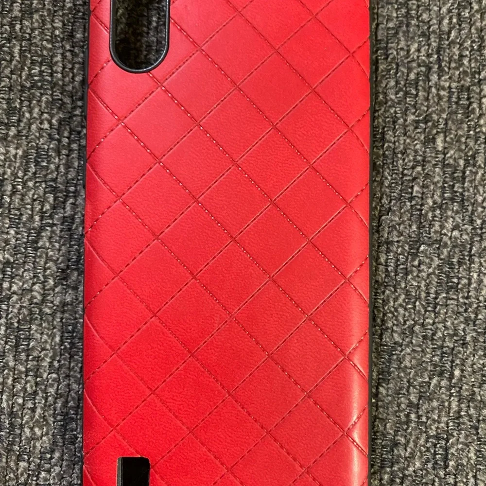 Red phone case. Quilted design.